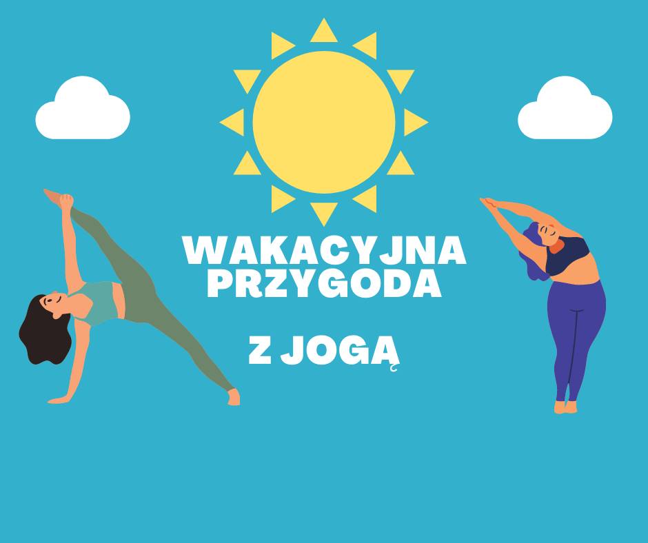 Na niebieskim tle widać żółte rysunkowe słońce i dwie chmury. Biały napis - Wakacyjna przygoda z jogą - otoczony jest dwiema rysunkowymi postaciami wykonującymi pozycje jogi.