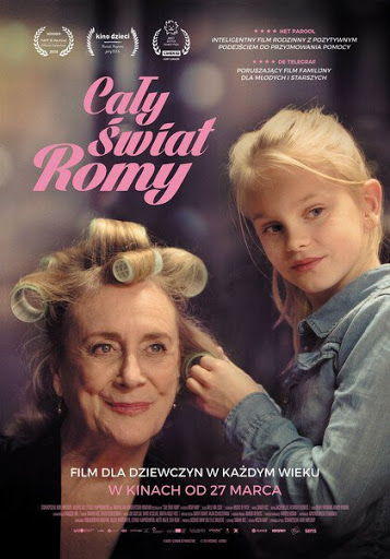 Plakat filmowy przedstawia dziewczynkę zakręcającej kobiecie wałki we włosach